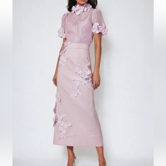 Beautiful 2 piece pink set with 3D flowers never worn, a little small on me.